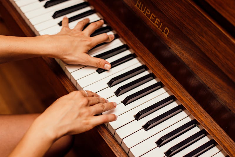 Alumno tocando el piano en clase de ESMUSE Sevilla